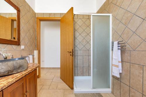 卡萨拉诺Tenuta Gianfredi by BarbarHouse的一间带水槽和玻璃淋浴间的浴室