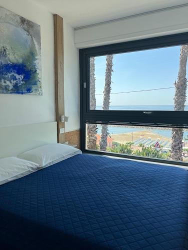 圣托·斯特凡诺·阿尔马尔Terramata Resort Case Vacanza的一间卧室设有一张床和一个大窗户