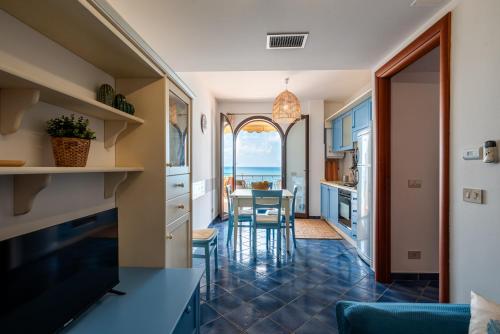 卡普多兰多Residence L'Arcipelago Appartamenti Fronte Mare con Ampio Balcone的一间厨房和海景用餐室