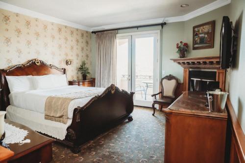 蒂梅丘拉Churon Inn Winery的酒店客房配有一张床和一个壁炉。