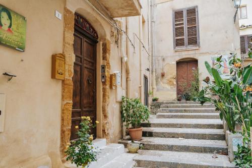 阿格里真托Il Meraviglioso Mondo di Amélie的老镇的一条小巷,有楼梯和植物