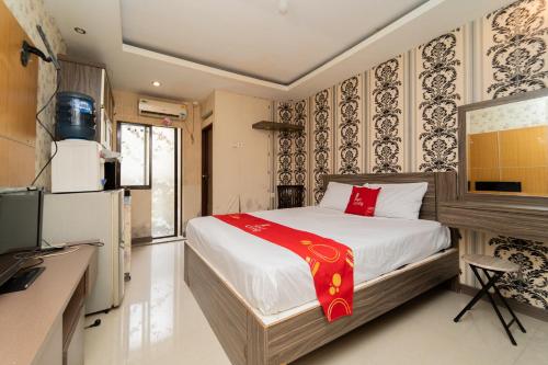 万隆RedLiving Apartemen Gateway Cicadas - Sarana Cipta Mahakarya的一间卧室配有一张床和一台电视。