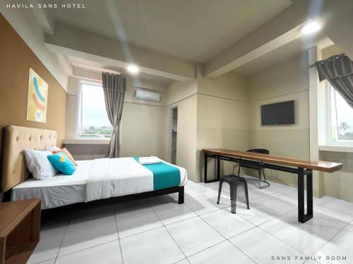 明古鲁省Sans Hotel Havila Bengkulu的一间卧室配有一张床、一张桌子和一张桌子
