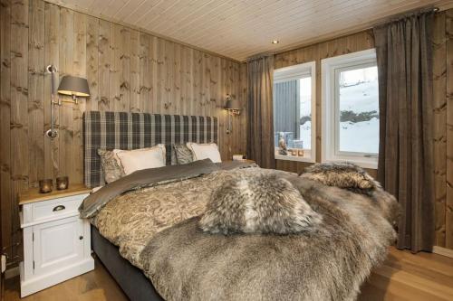 高尔Bualie - Golsfjellet - Biking, swimmming, hiking. High standard.的一间卧室设有一张大床和一个窗户。