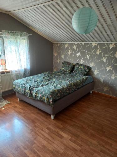 LjungbyhedFredmans skäralids nationalpark的一间卧室配有一张带绿色棉被的床