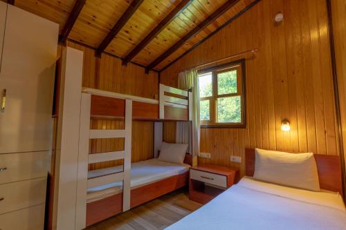 契拉勒Caretta Caretta Pension的一间卧室设有两张双层床和一扇窗户。