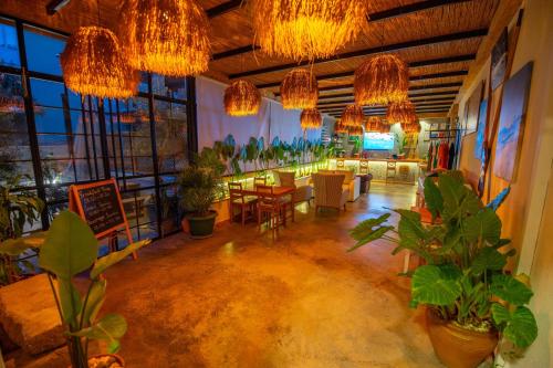 费特希耶Belci City Residence的一间种有盆栽植物和吊灯的餐厅