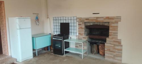 塞凡Sevan Backstage Garden的厨房配有炉灶和砖砌壁炉。