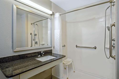 科尔尼La Quinta by Wyndham Kearney的一间带水槽和淋浴的浴室