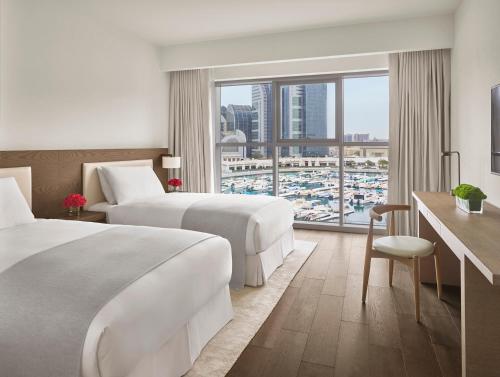 阿布扎比The Abu Dhabi EDITION的酒店客房设有两张床和大窗户。