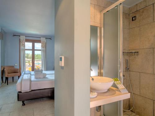费斯卡尔德宏费斯卡多湾酒店的客房内的浴室设有床和水槽