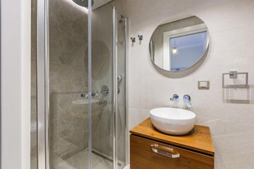 伊斯坦布尔Modern House with Central Location in Beyoglu的一间带水槽和淋浴的浴室