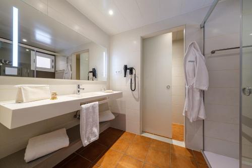 拉皮内达Oassium Hotel - Adults Only的一间带水槽和淋浴的浴室