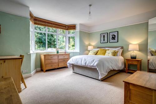 埃文河畔斯特拉特福Manor Road的一间卧室设有一张床和一个窗口