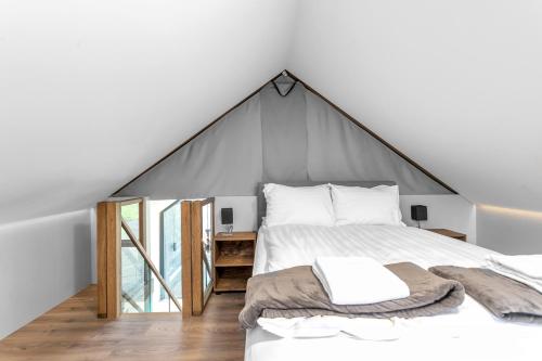 塞尔福斯Selfoss Modern Cabins的帐篷内一间卧室,配有一张床