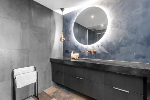 塞尔福斯Selfoss Modern Cabins的一间带水槽和镜子的浴室