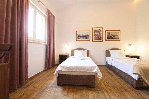 普拉Villa Olgica 2269的酒店客房设有两张床和窗户。