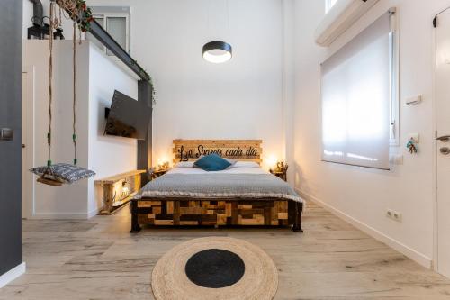 马拉加MalagaSuite Huelin Urban Estudio的一间卧室设有一张床和一个大窗户