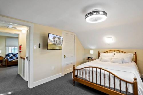 弗雷德里克Patty's Place的一间卧室配有一张带白色床罩的大床