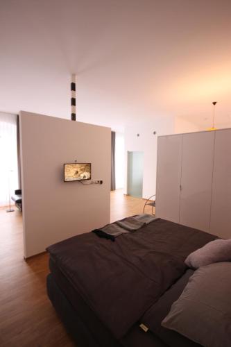 策尔廷根-拉蒂希Moselloft Zeltingen-Rachtig的一间卧室设有一张床和白色的墙壁