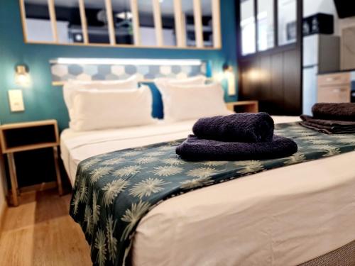 圣丹尼斯Le Barachois City的客房内的两张床,配有紫色毛巾