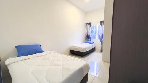 Kampong BesutDe Qasturee KLIA@Kota Warisan homestay nearest to airport的一间卧室,配有两张床
