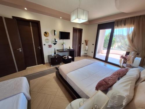 哈拉奇Villa Maria的一间卧室设有一张大床和一个大窗户