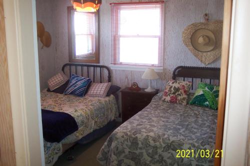 Boutiliers PointC-Scape的一间卧室设有两张床和窗户。