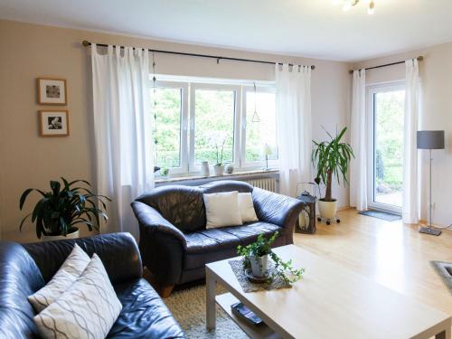 Üxheim塞斯特黑姆公寓的客厅配有沙发和桌子