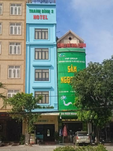 河静Hotel Thanh Bình 2的蓝色建筑,标有酒店标志