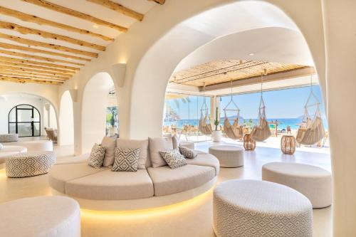 圣胡安包蒂斯塔El Somni Ibiza Dream Hotel by Grupotel的客厅配有白色家具,享有海景。