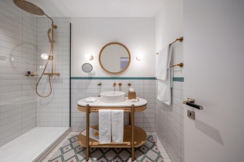 卢塞恩Art Deco Hotel Montana Luzern的一间带水槽和镜子的浴室