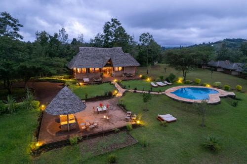 卡拉图Karatu Tented Lodge的享有带游泳池的房屋的空中景致