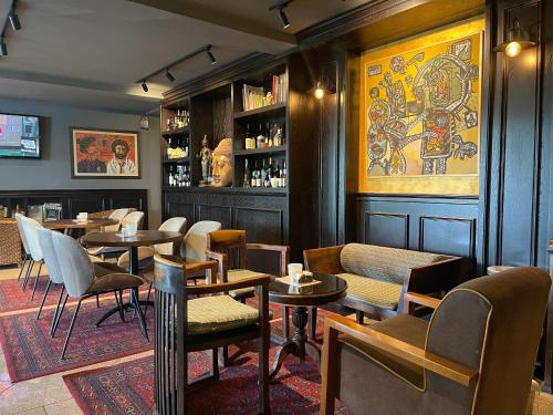 波德戈里察克托酒店的一间带桌椅的餐厅和一间酒吧