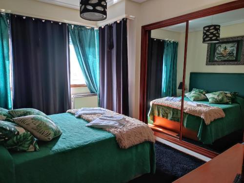 奥伦塞Piso zona Campus-Lagunas的一间卧室配有两张床和镜子