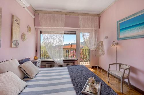 因佩里亚Ca dei Tati - Citra 1181的一间卧室设有一张床和一个大窗户