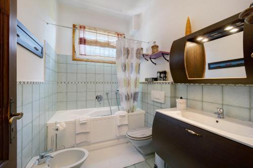 因佩里亚Ca dei Tati - Citra 1181的带浴缸、盥洗盆和卫生间的浴室