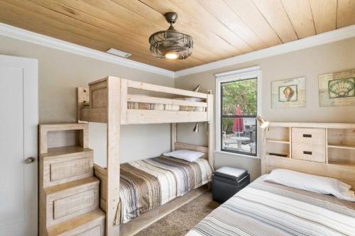 圣徒皮特海滩113 Surf Song Resort的一间卧室设有两张双层床和一扇窗户。