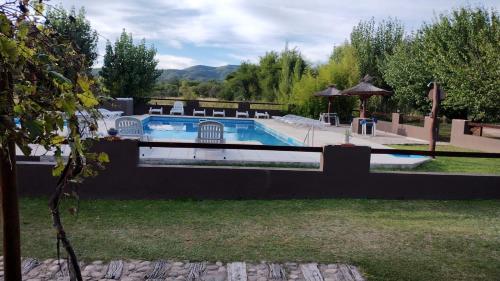 米娜克拉韦罗Complejo de Cabañas Tierra Nuestra的院子旁的游泳池
