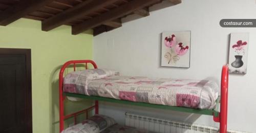 罗德里戈城El Abejal的一间卧室配有双层床