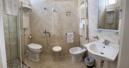 里米尼Hotel Morolli的浴室配有卫生间、盥洗盆和淋浴。