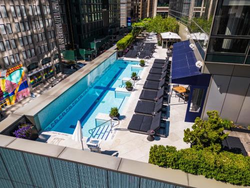 纽约多米尼克酒店的大楼顶部游泳池的顶部景色