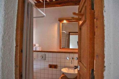 拉萨尔莱阿尔佩兰利老农庄酒店的一间带水槽和镜子的浴室