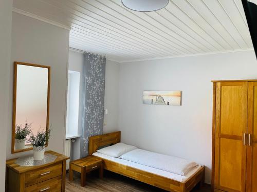 施泰尔Motel Maria的一间小卧室,配有一张床和镜子