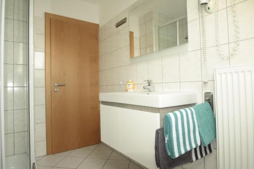 诺德奈费瑞霍斯博哈斯公寓的一间带水槽和镜子的浴室