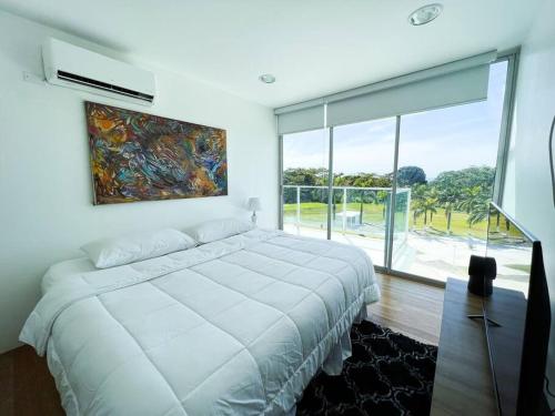 科隆Bala Bliss的卧室设有白色的床和大窗户