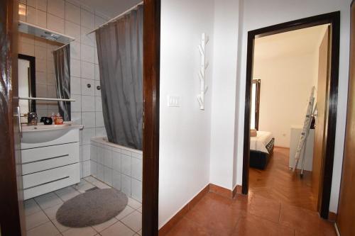 弗尔萨尔Superior Familiy Apartment Tina的一间带水槽和镜子的浴室