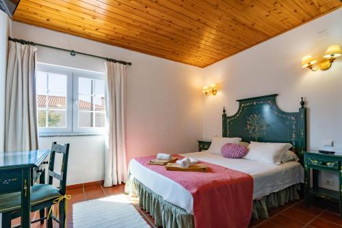 米尔芳提斯城Hotel Mar e Sol VNMF by Umbral的一间卧室配有一张床和一张桌子