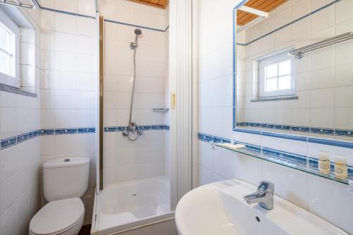 米尔芳提斯城Hotel Mar e Sol VNMF by Umbral的浴室配有卫生间、盥洗盆和淋浴。