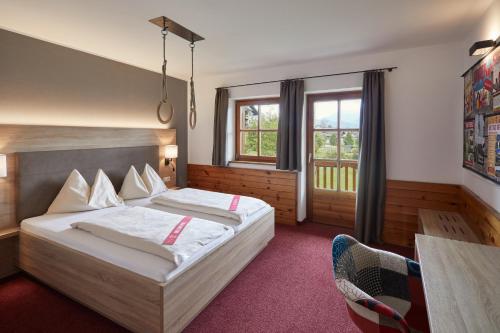 维尔芬翁甘特温霍夫 - 维尔芬韦恩家庭度假酒店的酒店客房带一张床、一张桌子和窗户